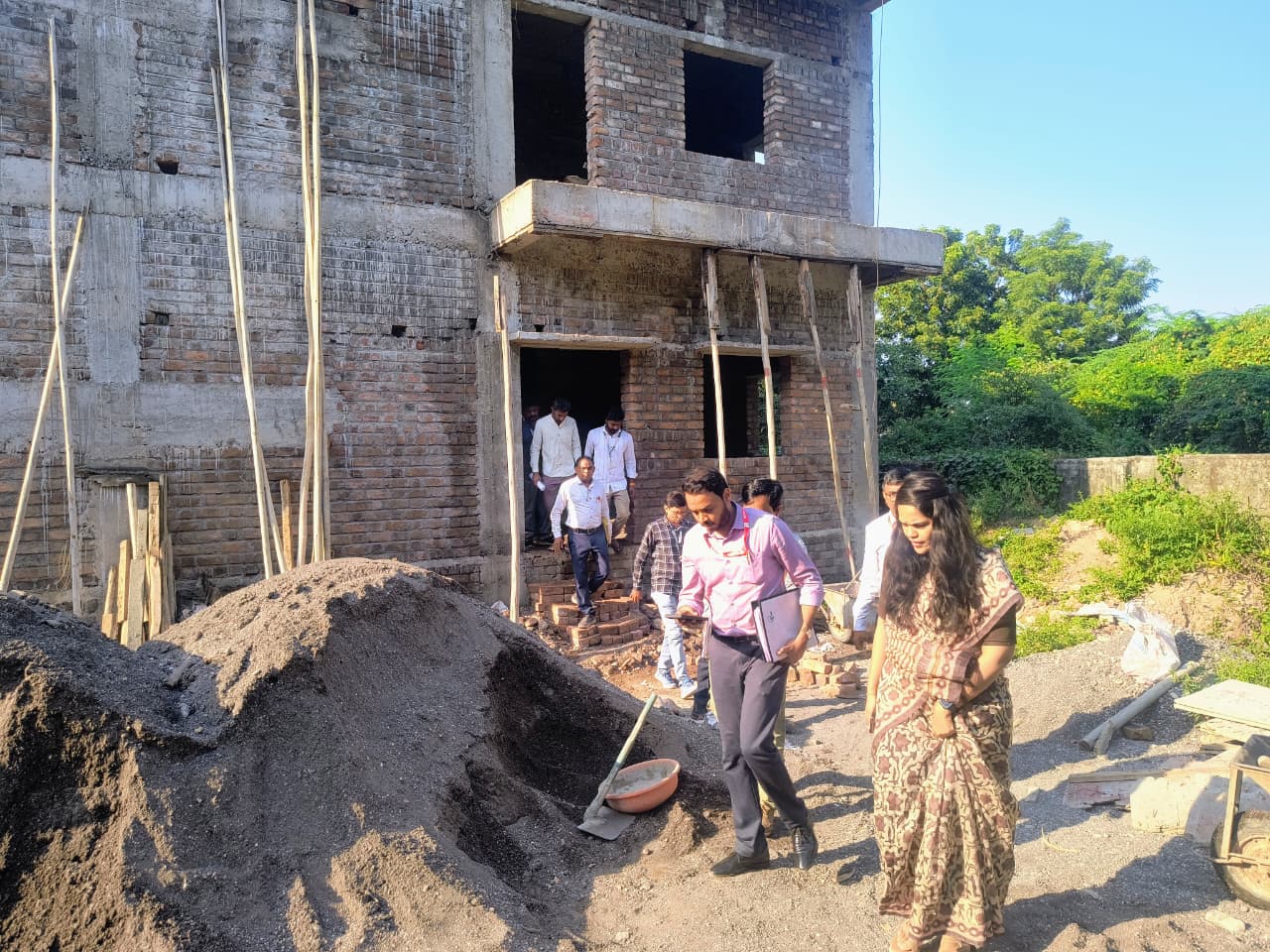 निर्माणाधीन तालुका आरोग्य अधिकारी कार्यालयाच्या कामाची मुख्य कार्यकारी अधिकारी करिश्मा नायर यांनी केली पाहणी बांधकामाचा दर्जा व प्रस्तावित सुविधांबाबत आवश्यक सूचना