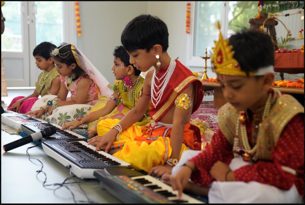 अनुभूतीत जन्माष्टमीचा उत्साह; चिमुरड्यांनी आणि त्यांच्या मातांनी साकारले गोकुळ, शाळा बनली वृंदावन
