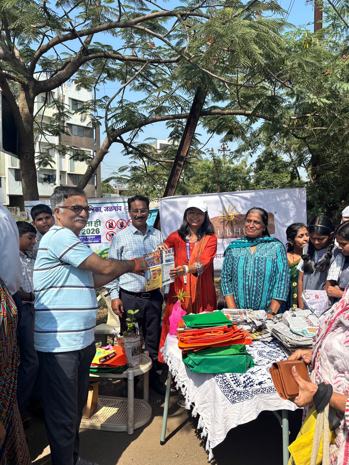 अनुभूतीच्या विद्यार्थ्यांनी दिला प्लास्टिकमुक्तीचा संदेश  महानगरपालिका उपायुक्त निर्मला गायकवाड यांच्या हस्ते तीन हजार कागदी पिशव्यांचे वाटप