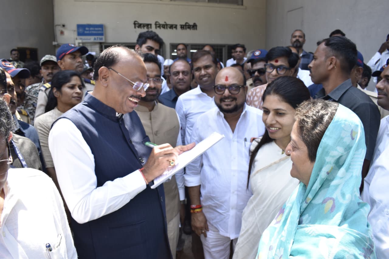 जळगाव जिल्ह्यातील दुष्काळस्थिती व व्यवस्थापन आढावा बैठक, महसूल मंत्री मा. श्री. चंद्रशेखर बावनकुळे यांच्या अध्यक्षतेत संपन्न; केंद्रीय राज्यमंत्री श्रीमती रक्षा खडसे यांची उपस्थिती.