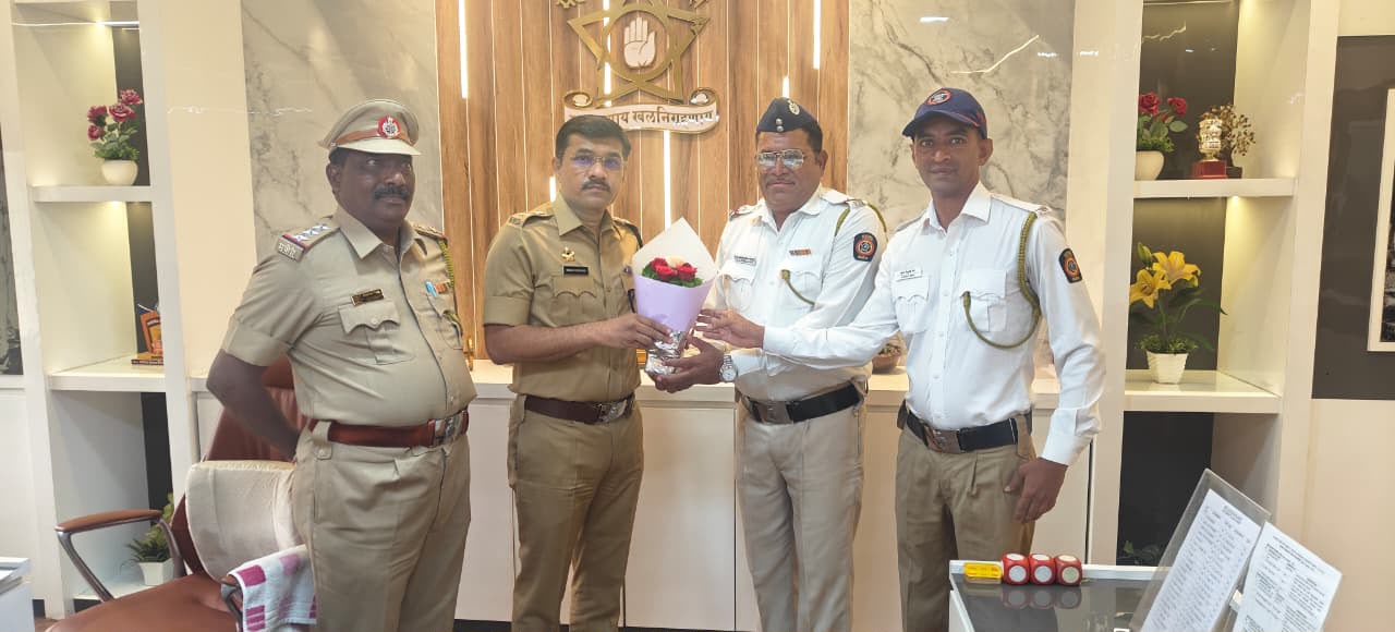 आकाशवाणी चौकात मोबाईल हिसकावून पळण्याचा प्रयत्न; दोघांना पोलिसांनी अडवले