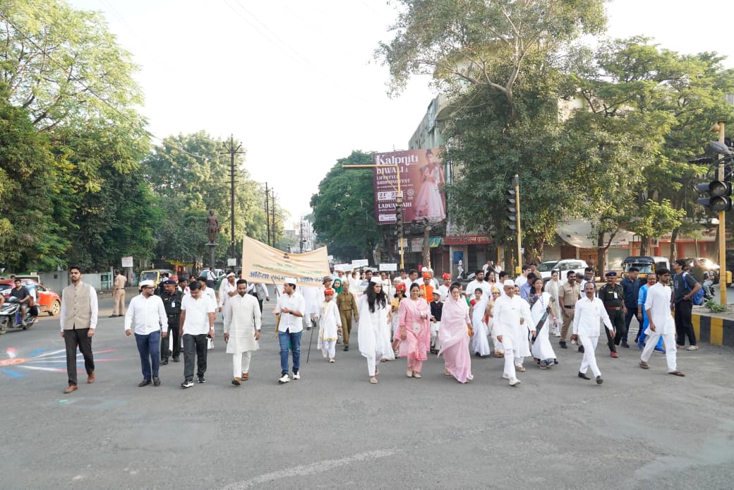 गांधीजींच्या स्वदेशी मूल्यांतूनच सक्षम पिढी घडेल - जिल्हाधिकारी रोहन घुगे  अहिंसा सदभावना शांती यात्रेतून समतेचा संदेश; गांधी रिसर्च फाऊंडेशनचा उपक्रम