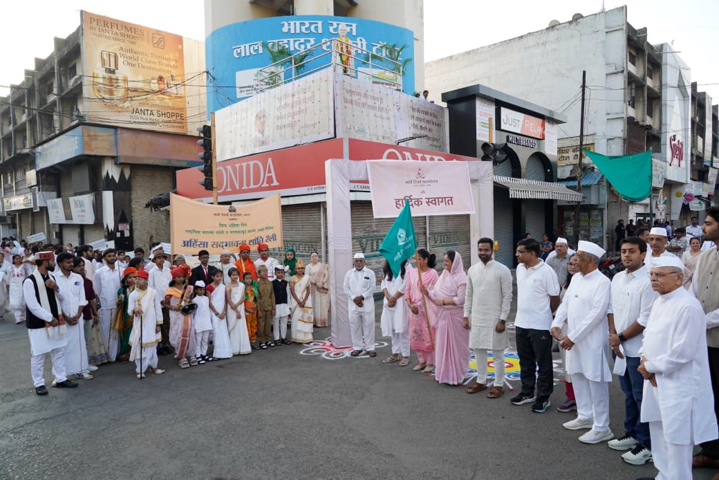 गांधीजींच्या स्वदेशी मूल्यांतूनच सक्षम पिढी घडेल - जिल्हाधिकारी रोहन घुगे  अहिंसा सदभावना शांती यात्रेतून समतेचा संदेश; गांधी रिसर्च फाऊंडेशनचा उपक्रम